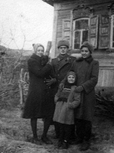 Зима 1947/48г. С. Пологое Займище. В. Сахаров с женой, дочерью и сестрой жены, приехавшей из Москвы посмотреть, как устроились на новом месте