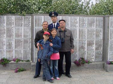 Династия Морозовых: Морозов А.Н., Морозов П.А., Морозов М.А., Морозова Таня, Морозов Коля 9 мая 2007 года у мемориальной доски, где увековечена память Морозова Н.М. (отца Морозова А.Н.), погибшего в 1943 году в боях на Курской дуге.